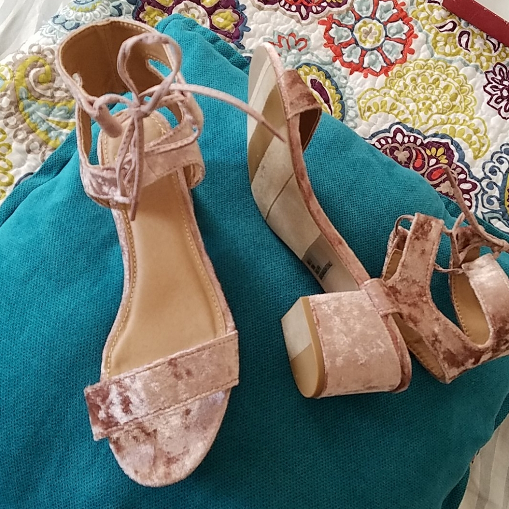 *NEW* Velvet sandals - Picture 3 of 8